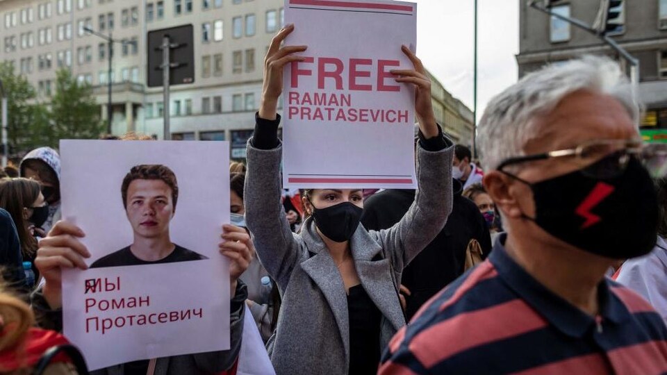 Des Biélorusses vivant en Pologne brandissent une pancarte portant la mention « Libérer Roman Protasevich » lors d’une manifestation.
