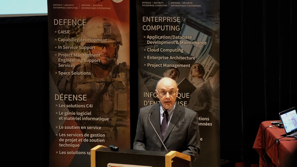 Raymond Héneault, ancien Chef d'état-major de la défense du Canada lors de son passage à la 9e Rencontre Université-Défense - La Guerre du futur