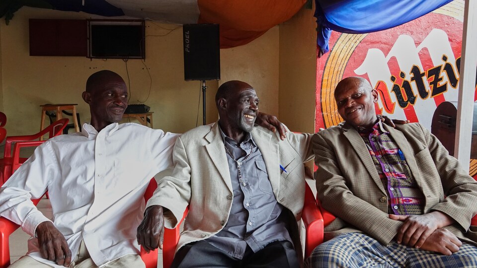 De gauche à droite, les deux frères Hutus, Jean-de Dieu et Boniface qui faisaient partie du commando qui a tué les parents d'origine Tutsis de Félicien (d).