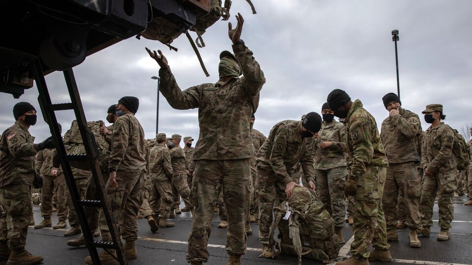 Des soldats américains récupèrent leurs sacs à leur retour aux États-Unis.