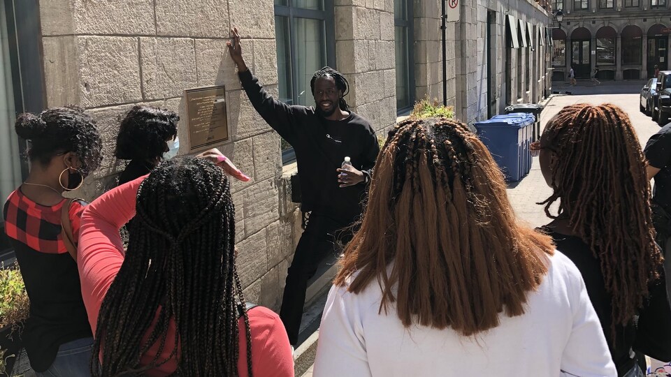 Rito Joseph anime sa visite guidée sur l'histoire des Noirs à Montréal.