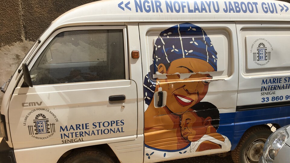 Le véhicule de l’ONG Marie Stopes International à Dakar.