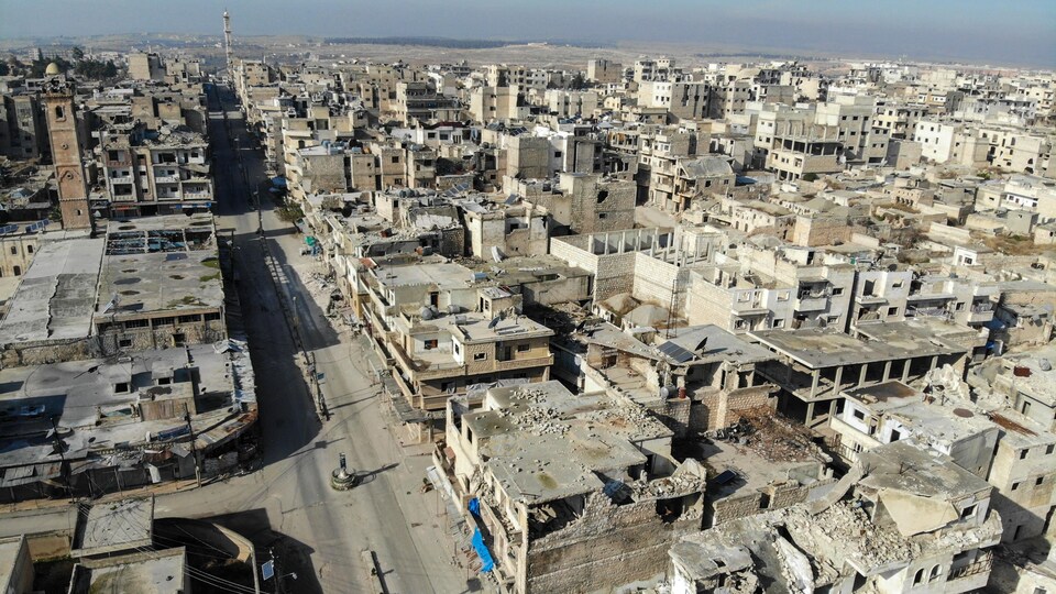 Photographie aérienne d'un village syrien en ruines après avoir été bombardé.