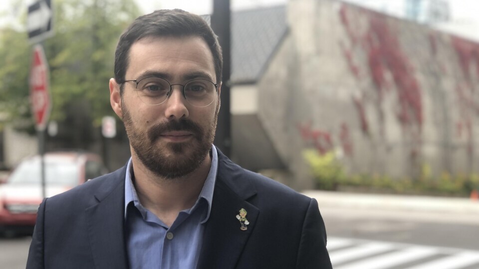 Le professeur Thomas Burelli pose pour la caméra sur le campus de l'Université d'Ottawa.