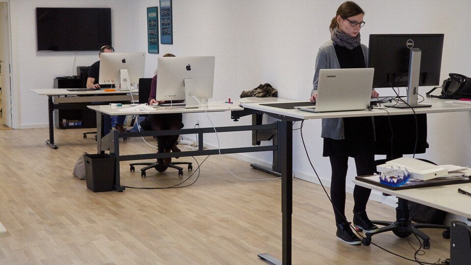 Des employés travaillent à leur bureau.