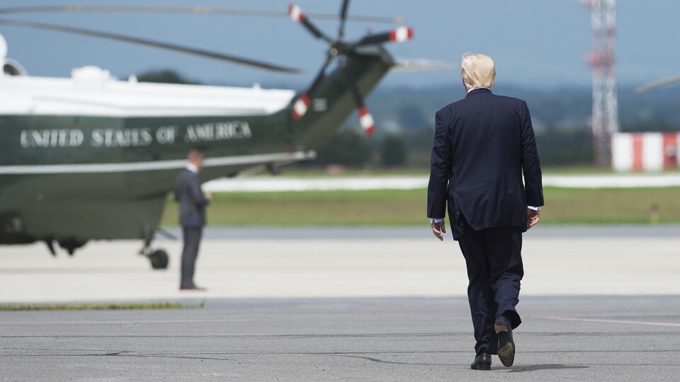 Le président américain Donald Trump de dos, se dirigeant vers l'hélicoptère présidentielle.