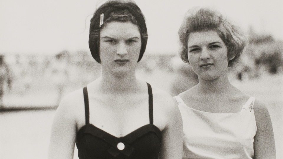 Deux jeunes filles, sur une plage à Coney Island.