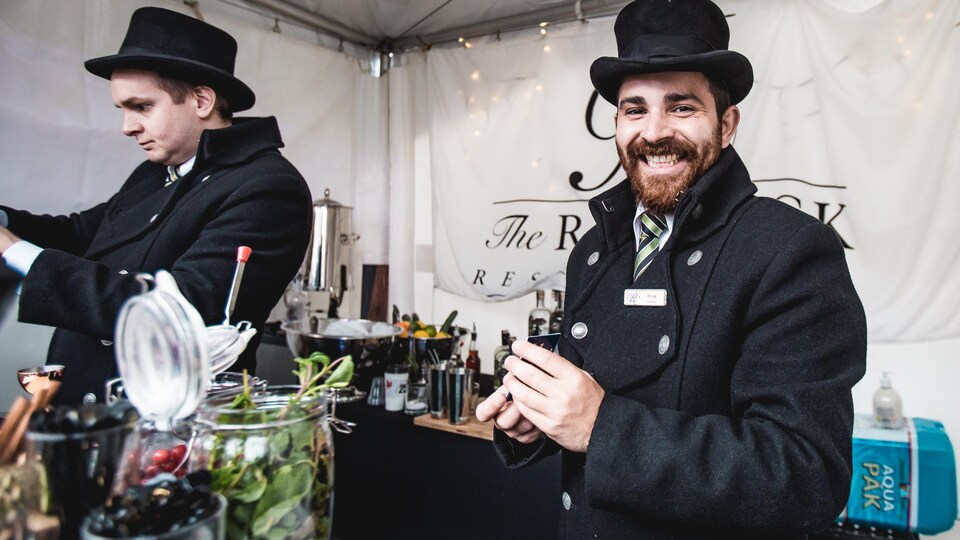 Des bartenders dans une tente kiosque de l'événement.