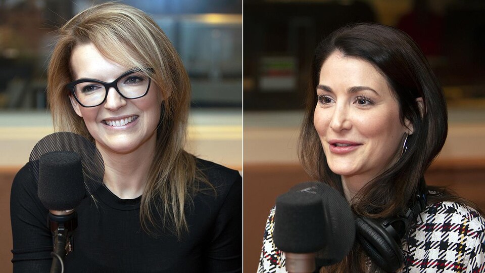 Deux femmes sont dans un studio de radio. La première sourit, l'autre parle.