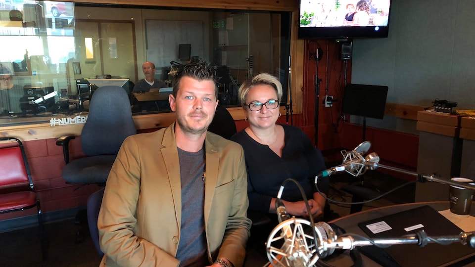 Dominic Larouche, directeur général de la succursale BMR Laurimat de Sept-Îles et Karine Lebreux, présidente de la Chambre de commerce de Sept-Îles et contrôleur en épicerie aux Dépanneurs 7-Jours, en studio à Radio-Canada, Sept-Iles