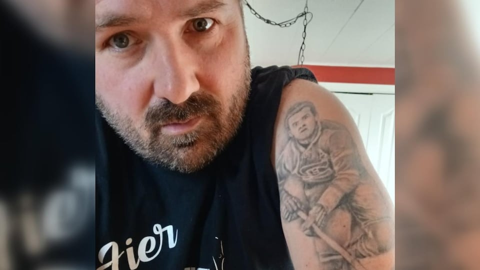Dominick Briand avec un tatouage des canadiens.