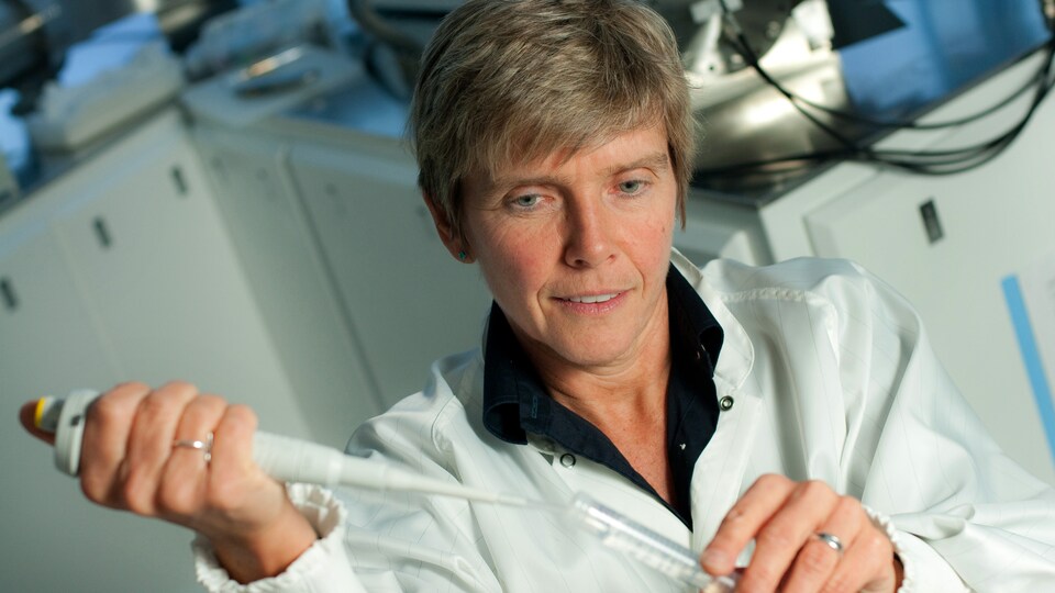 La chercheure Dominique Weis dans son laboratoire de UBC tient une éprouvette