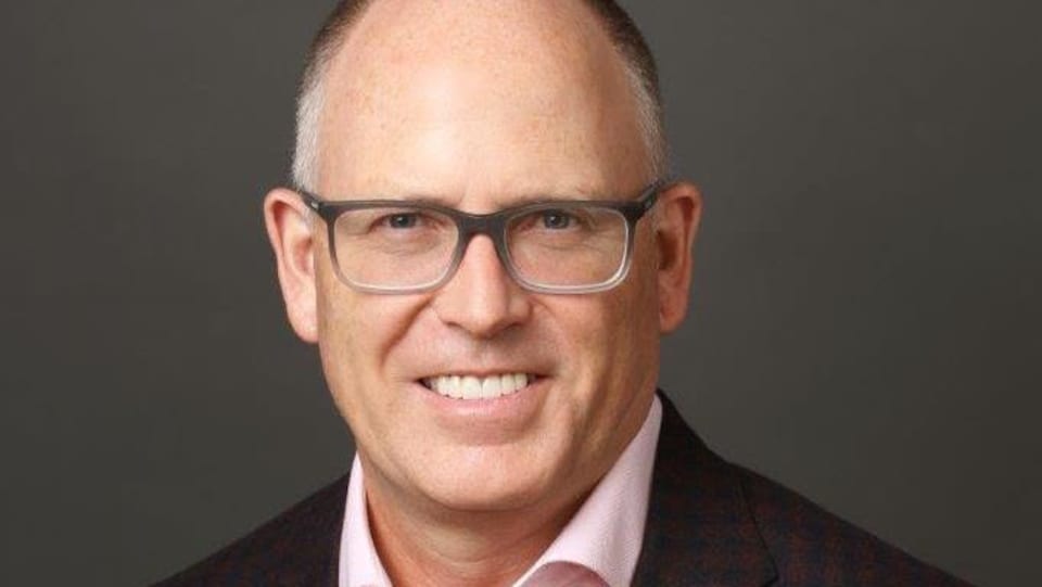 Le Dr Sean Keenan, Directeur médical provincial des services de dons à BC Transplant sourit.