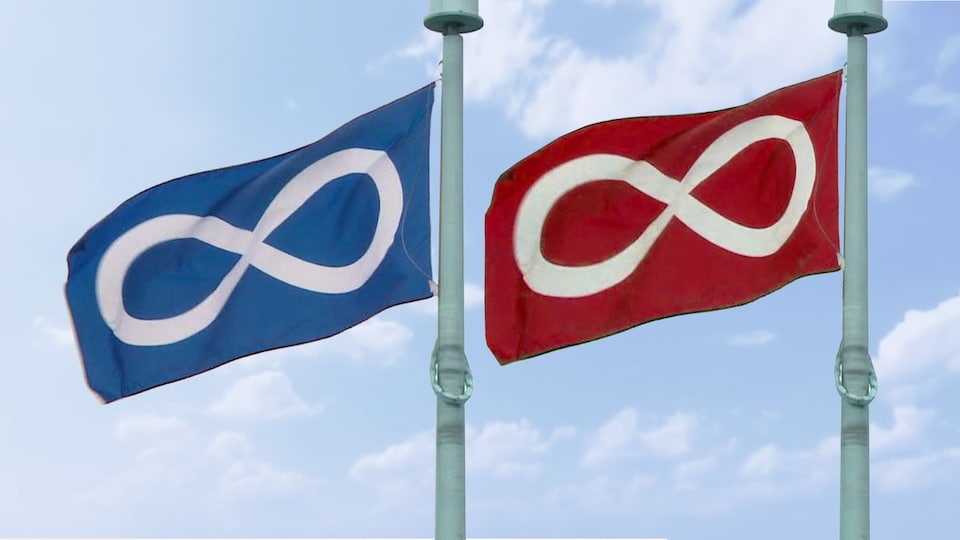 Deux drapeaux métis avec un symbole de l'infini à l'horizontale, l'un des drapeaux est bleu et l'autre est rouge.