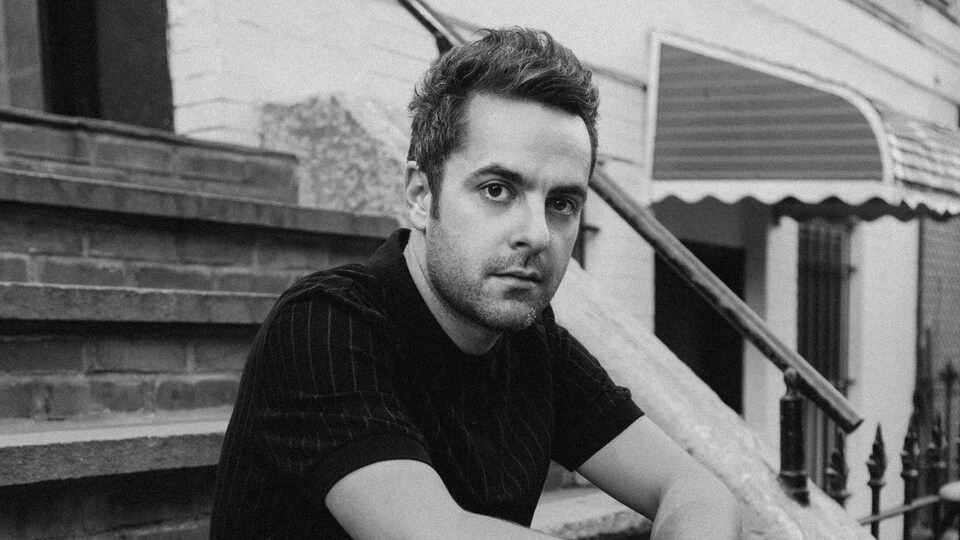 Le chanteur Dumas prend la pose dans des escaliers de la ville pour son dernier album, Nos idéaux.