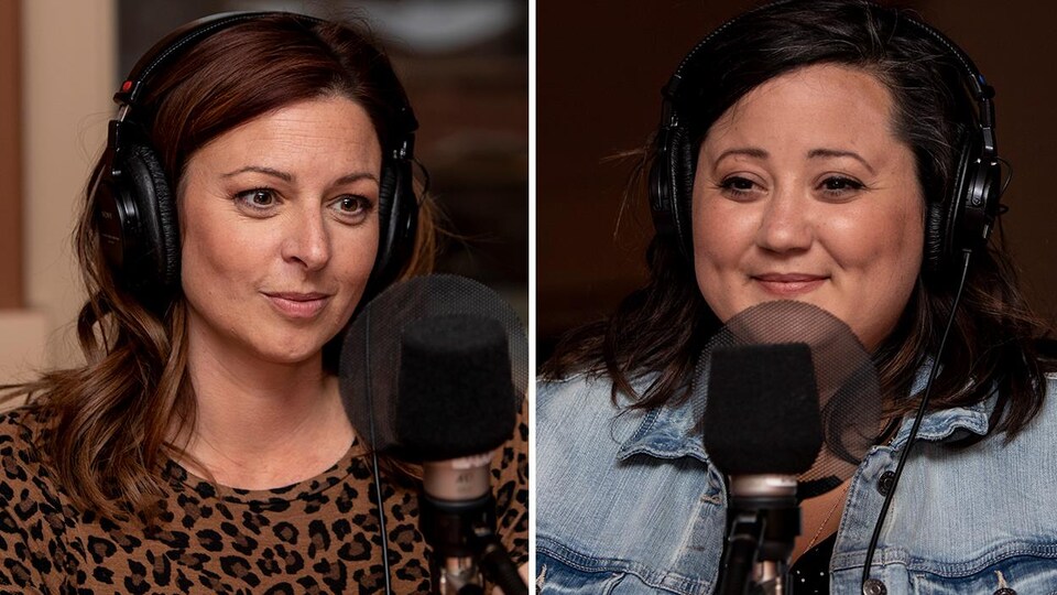 Elles sourient au micro.