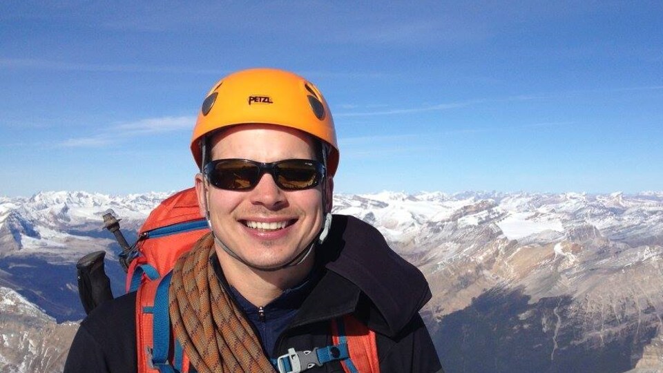 Jean-François Dupras pose au sommet du mont Victoria dans le Parc national de Banff
