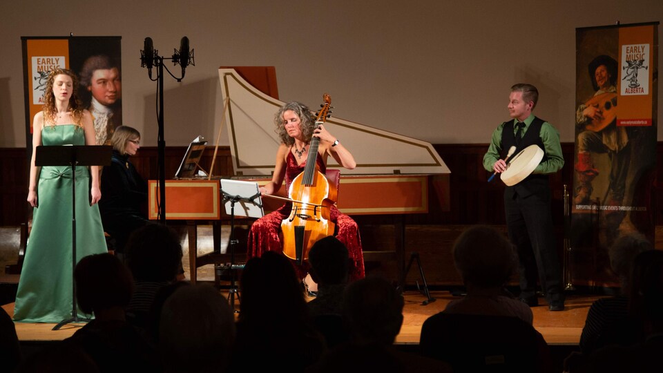 Des musiciens en concert sur une scène.