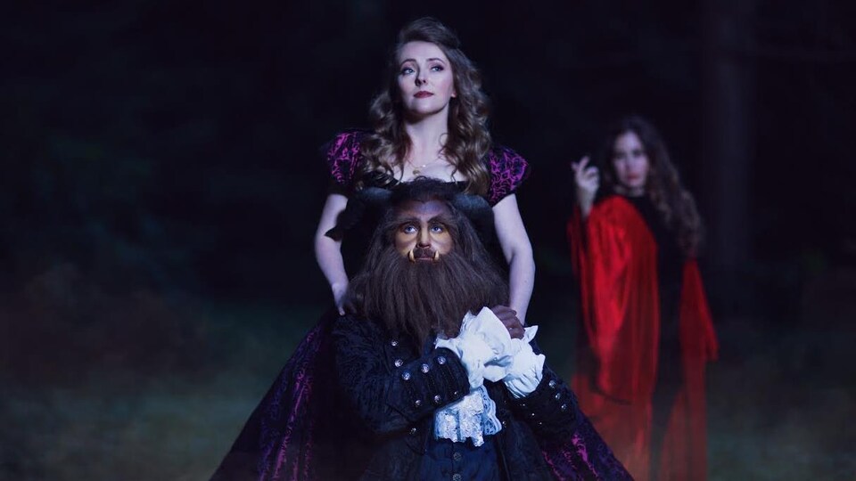 Mise en scène de trois personnages, tirée de l'opéra la Belle et la Bête.