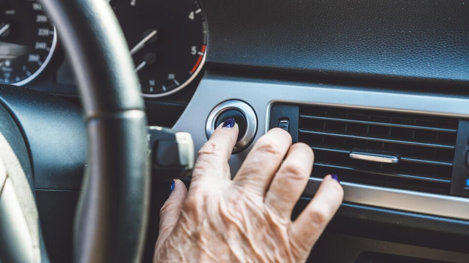 Une aîné s'apprête à conduire un véhicule.