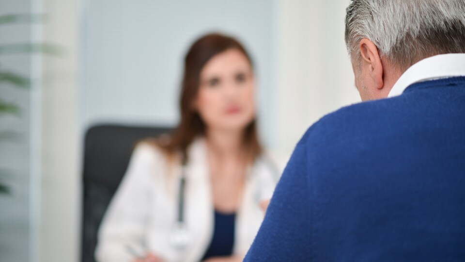 Un patient reçoit un diagnostic chez son médecin.