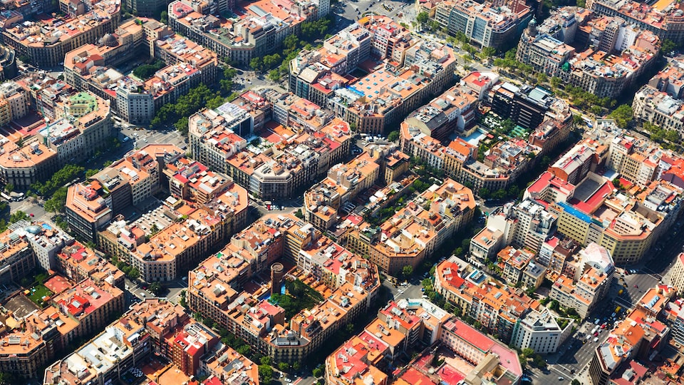 Une vue aérienne d'un quartier de la ville de Barcelone, en Espagne