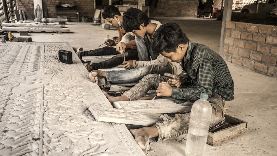 Des enfants cambodgiens travaillent.