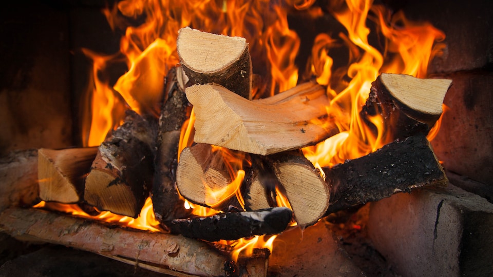 La combustion du bois de chauffage, flamme vivante et clairement