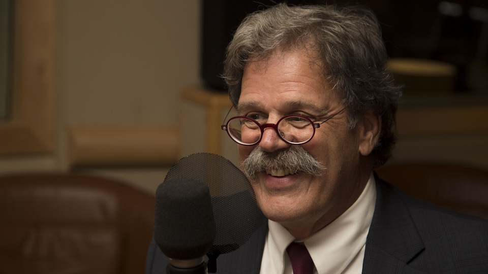Jacques Nantel souriant en parlant de la mort de l'argent comptant