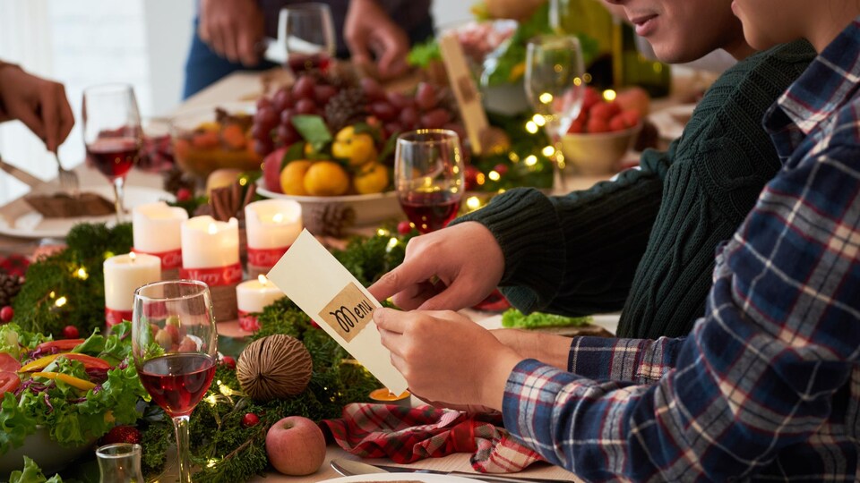 Des personnes partagent un repas de Noël.