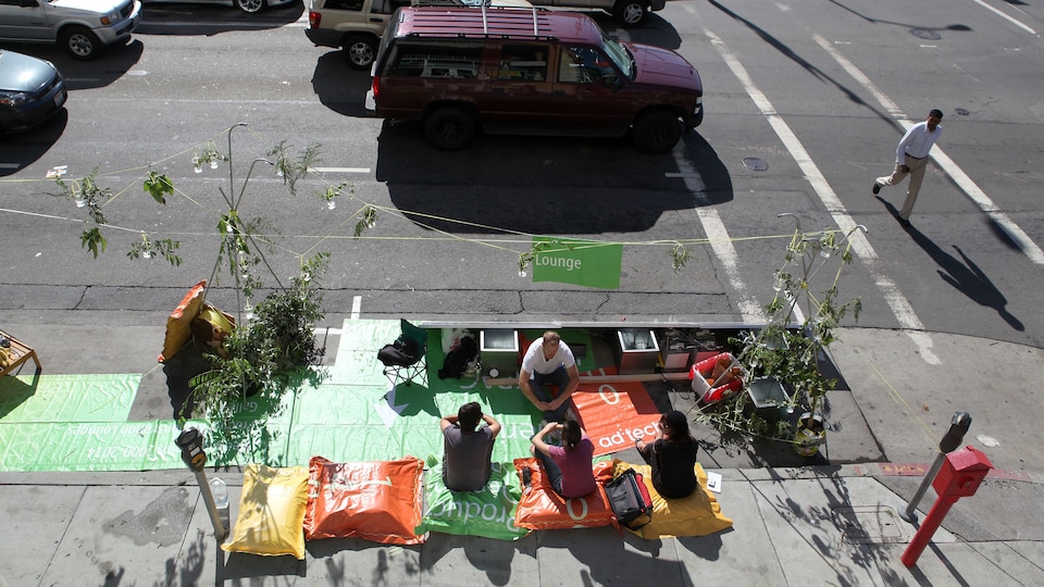 En septembre 2009, des citoyens de San Francisco ont momentanément transformé un espace de stationnement en miniparc urbain pour célébrer le Park(ing) Day. Il s'agit d'un exemple d'urbanisme tactique.