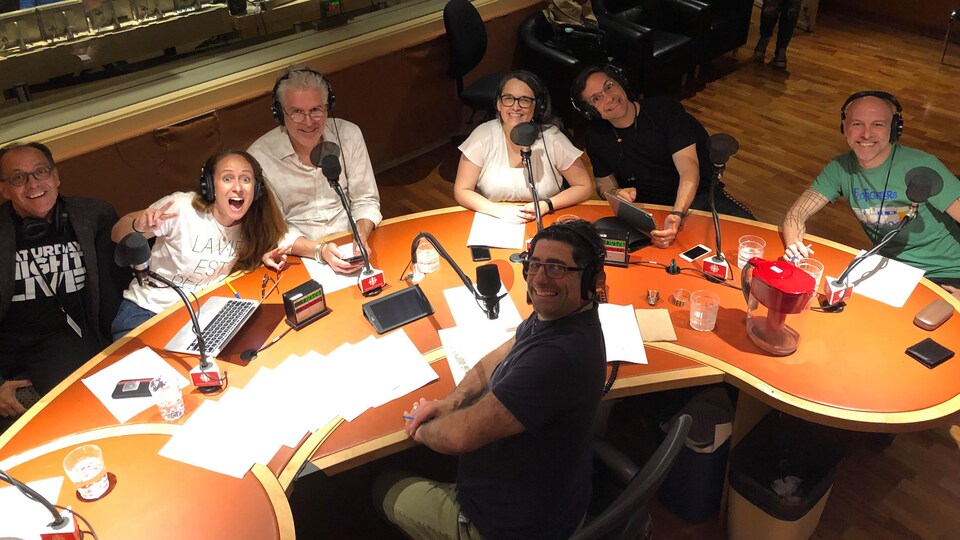 Patrick Masbourian pose en compagnie de ses collaborateurs de longue date.