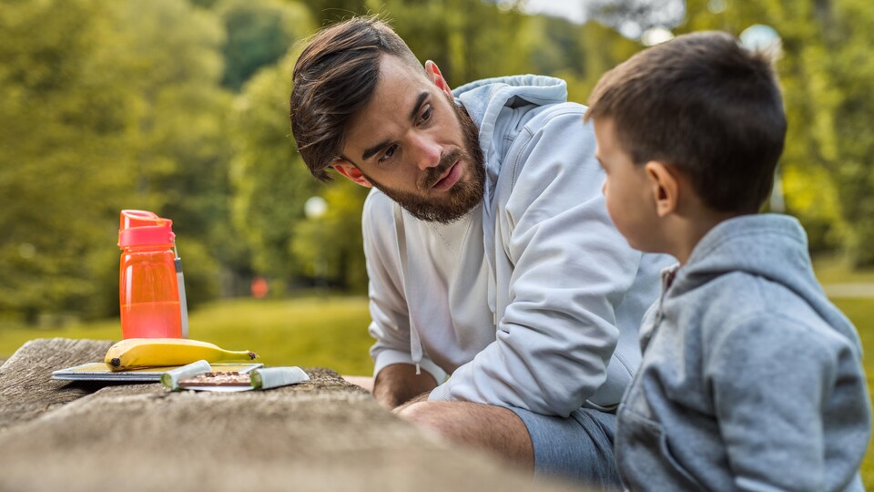 Un jeune père est en discussion avec son fils.
