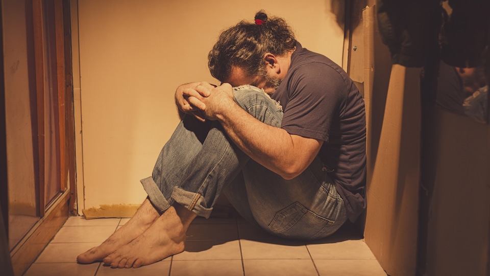 Un homme est en détresse.