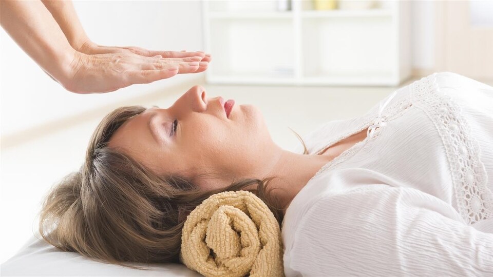 Une cliente lors d'une séance de reiki