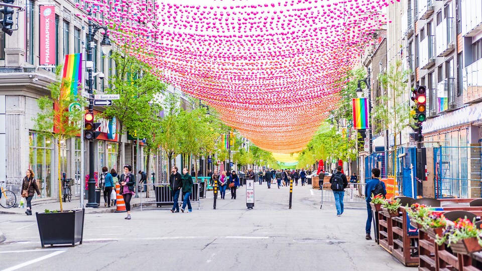 Les boules roses surplombent la rue Sainte-Catherine, dans le quartier gai.