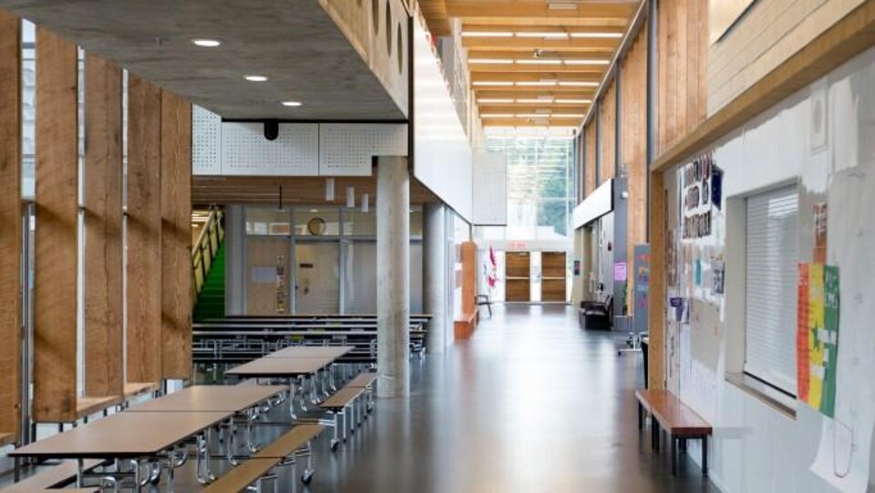 Couloir d'école primaire moderne. 