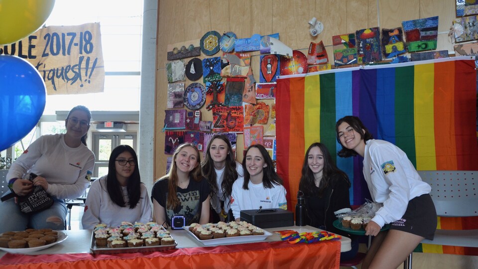 Le comité de l'école Jules-Verne à Vancouver a organisé une vente de « cupcakes » pour célébrer la journée internationale de lutte contre l'homophobie et la transphobie