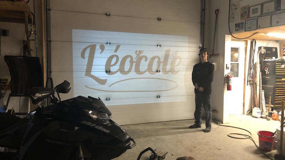 Un homme dans un garage avec une motoneige