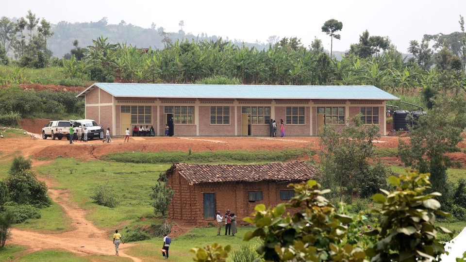 Une école sur une colline au Rwanda.