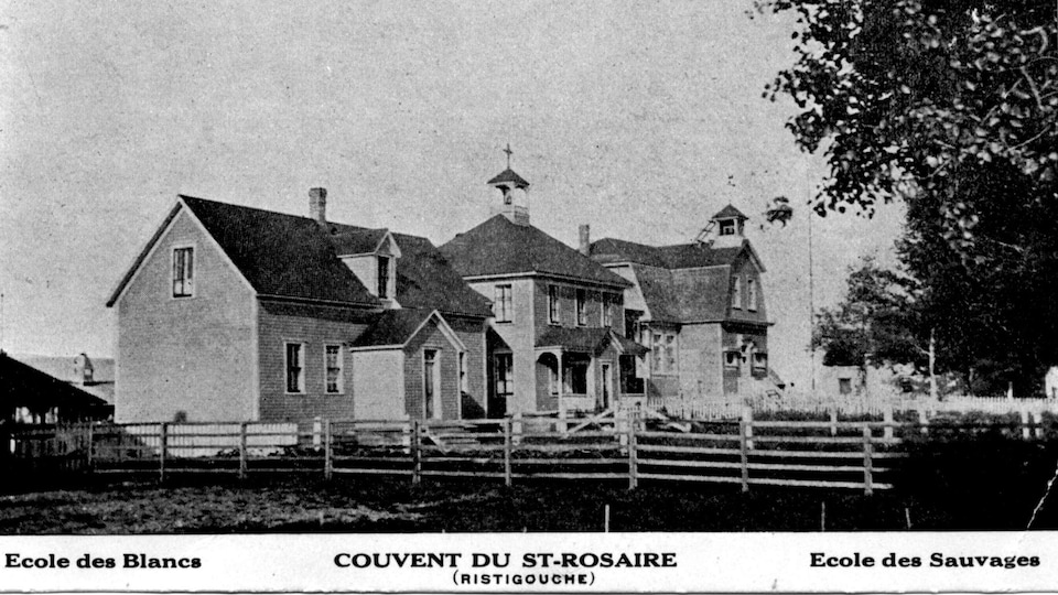 On voit trois bâtiments voisins décrit sur la carte postale de la façon suivante: École des blancs, Couvent du Saint-Rosaire, École des Sauvages