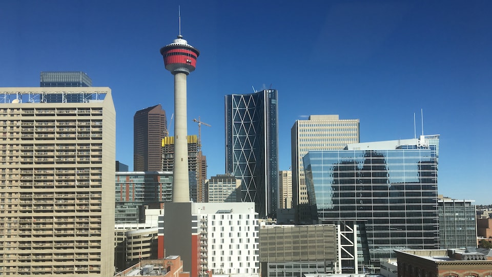 Panorama urbain de la ville de Calgary comprenant dans la composition de l'image une quinzaine d'édifices avec la Tour de Calgary au centre.