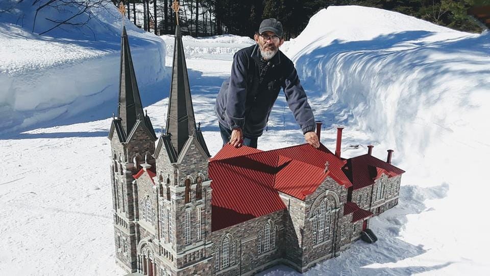 Marcel Arsenault avec une église miniature