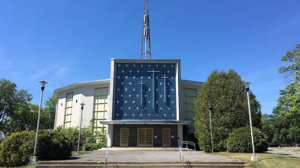 L'église Saint-Louis-de-France, photo prise de l'extérieur, devant le perron de l'église, le 17 juin 2020.