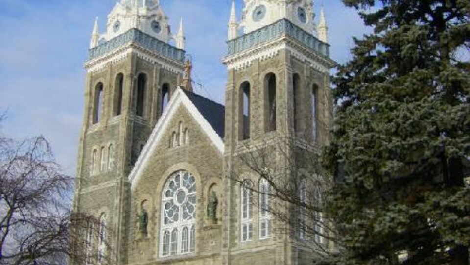 Une vieille église en pierre avec deux tours à clochers.