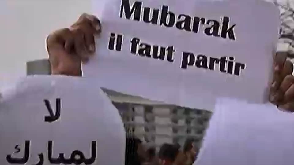 Une affiche d'un manifestant qui demande au président Moubarak de partir.