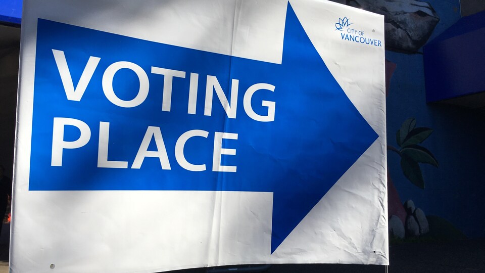 Panneau de la Ville de Vancouver indiquant un bureau de scrutin.