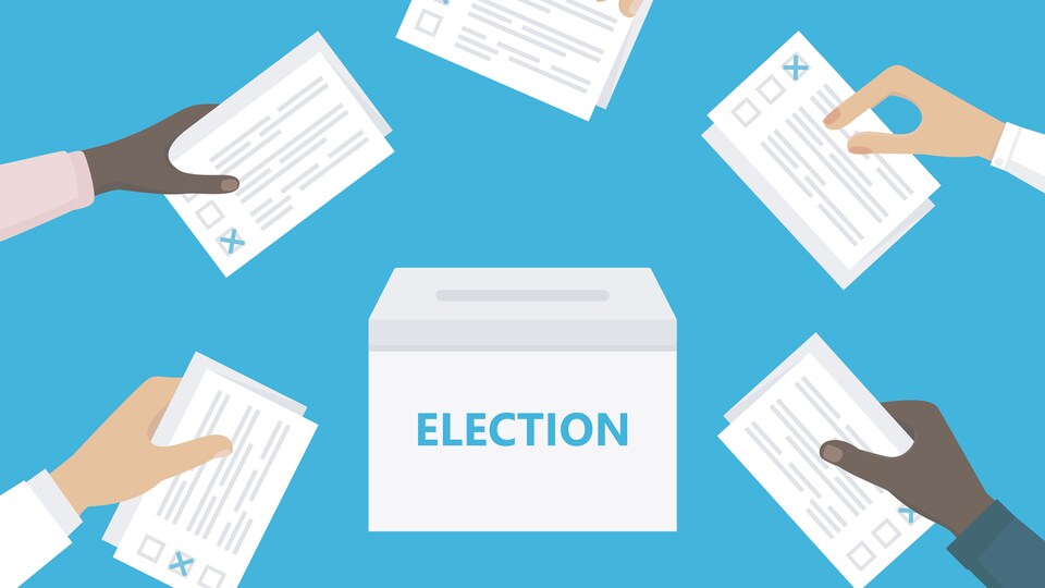Personnes détenant des bulletins de vote dans leurs mains et leur mise en boîte.