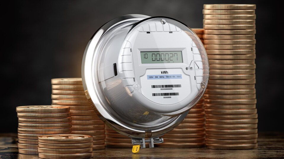 Un compteur électrique est posé sur un table devant des piles de pièces de monnaie.
