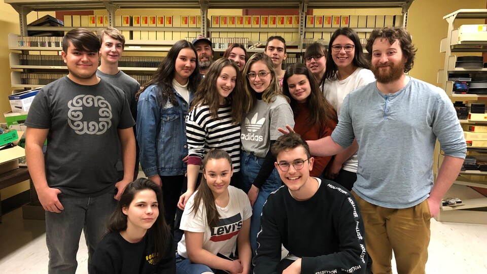 Élèves de l'option cinéma de la polyvalente Des Baies de Baie-Comeau et leur enseignant Nicolas Bouchard